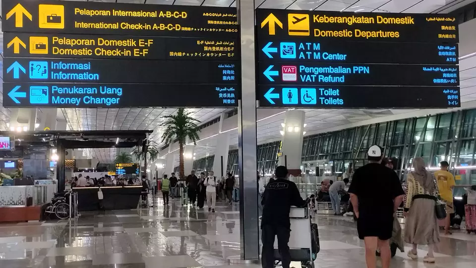 Perjalanan luar negeri di Bandara Soekarno-Hatta meningkat menjelang perayaan Idulfitri 2025. (beritasatu.com/Wahroni)