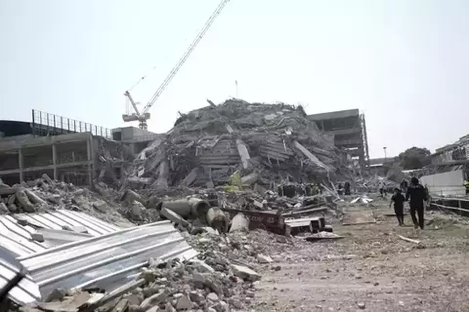 Gedung tinggi yang sedang dibangun runtuh setelah gempa berkekuatan 7,7 skala Richter di Bangkok, Thailand, Jumat, 28 Maret 2025. (AP Photo/Sakchai Lalit)