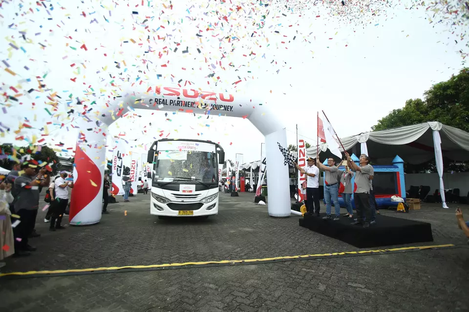 PT Isuzu Astra Motor Indonesia (IAMI) kembali menyelenggarakan Isuzu Mudik Gratis #DitemaniYangSejalan pada Jumat (28/3/2025).  Pada tahun ini, PT IAMI memberangkatkan 400 orang pemudik yang terdiri atas 64 orang sopir, 44 mekanik, dan 292 orang peserta. (Foto: Dok IAMI)