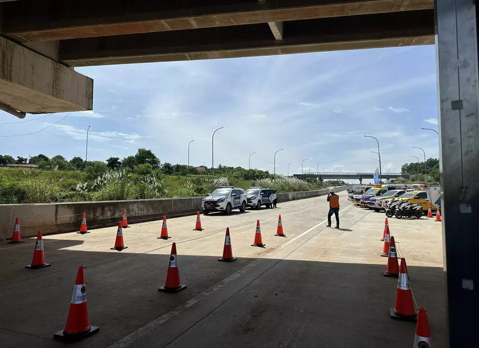 Jalur fungsional Jalan Tol Jakarta-Cikampek (Japek) II Selatan. (B-Universe Photo/Chesa Sandiri Saputra)