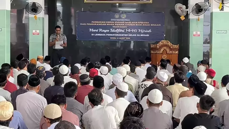 Sebanyak 1.110 warga binaan Lapas Kelas IIA Bekasi mendapat remisi khusus dalam rangka perayaan Idulfitri 2025. (beritasatu.com/Rino Fajar Setiawan)
