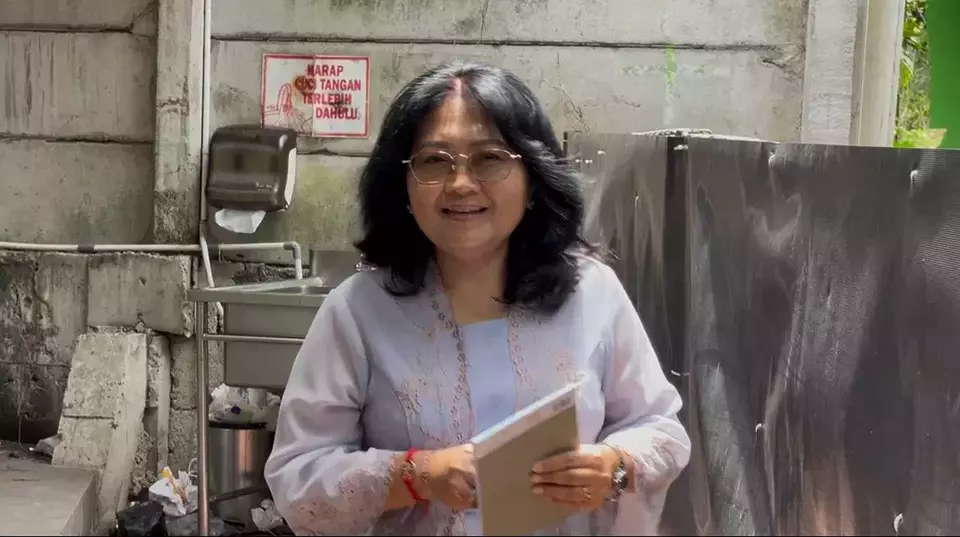 Maria Stefani Ekowati, istri dari Sekjen PDIP, Hasto Kristiyanto di Rutan KPK pada Gedung Merah Putih, Jakarta, Senin (31/3/2025). (beritasatu.com/ Muhammad Aulia)