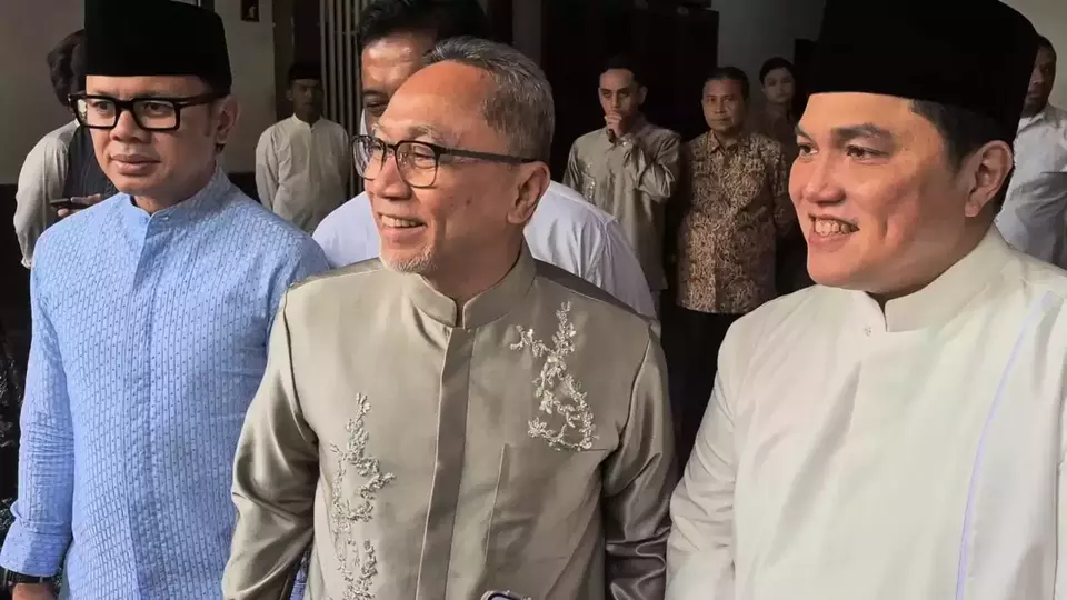 Ki-ka : Wakil Menteri Dalam Negeri Bima Arya, Menteri Koordinator (Menko) Bidang Pangan Zulkifli Has dan Menteri BUMN Erick Thohir saat open house di kediaman Zulhas di Jakarta, Senin (31/3/2025). (Foto: B-Universe/M. Farhan)