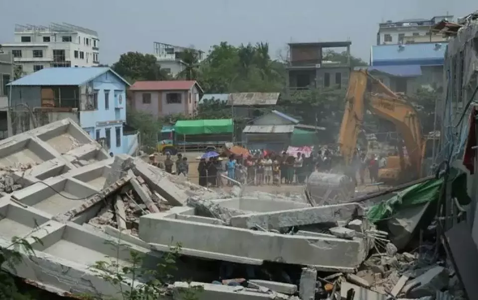 Operasi penyelamatan dari bangunan yang hancur akibat gempa bumi di Mandalay, Myanmar (29/3/2025). (Foto: ANTARA/Xinhua/Kyaw Zin Tun/aa)