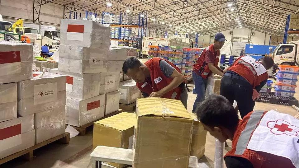 Petugas PMI menyiapkan bantuan untuk dikirimkan kepada korban gempa Myanmar. 