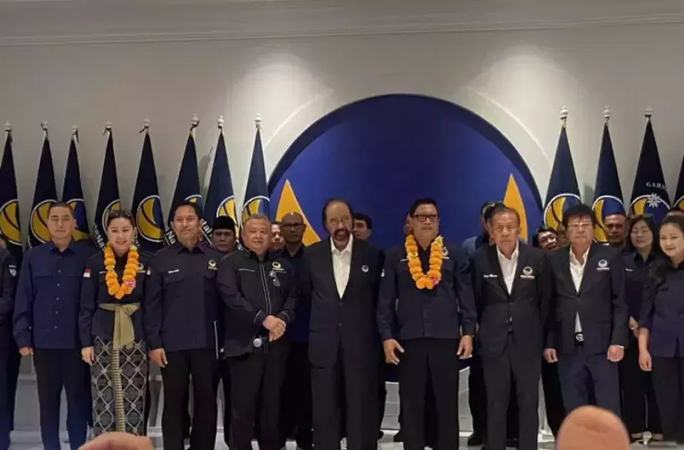 Ketua Umum DPP Partai NasDem Surya Paloh (tengah) foto bersama pengurus DPW Partai NasDem Bali di Denpasar, Kamis (3/4/2025). (ANTARA/Ni Putu Putri Muliantari)