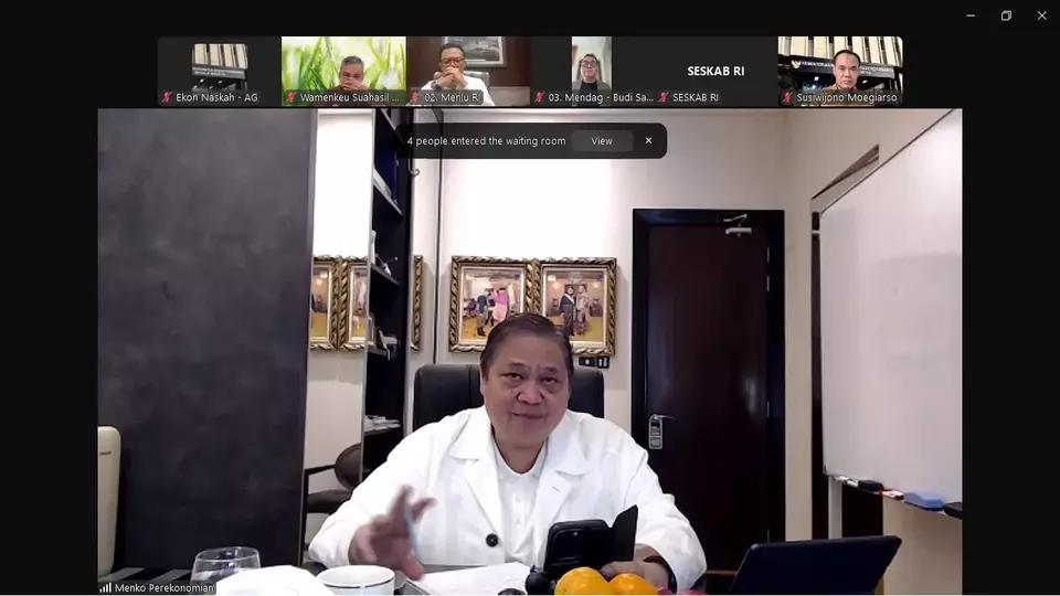 Menteri Koordinator Bidang Perekonomian Airlangga Hartarto dalam rapat kerja secara daring dengan menteri-menteri Kabinet Merah Putih, pada Kamis (3/4/2025). (Sumber: ekon.go.id)