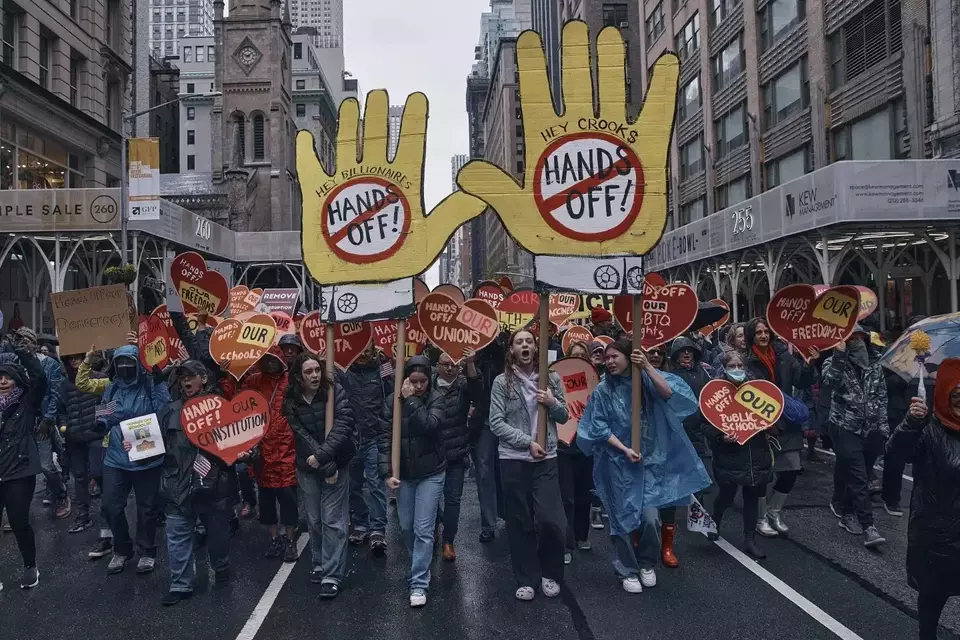 Para pengunjuk rasa meneriakkan slogan-slogan dalam aksi protes "Hands Off" terhadap Presiden Donald Trump pada Sabtu (05/04/2025), di New York, Amerika Serikat (AS). (Investor Daily/AP Photo/Andres Kudacki)
