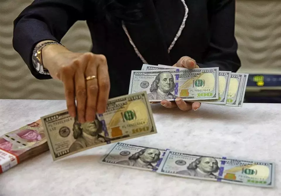 Suasana penukaran mata uang dolar Amerika ke mata uang rupiah di salah satu pusat penukaran mata uang asing di kawasan Kwitang, Jakarta Pusat, Minggu (6/4/2025). (Foto: B-Universe/ Joanito De Saojoao)