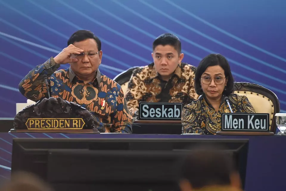 Presiden Prabowo Subianto (kiri) didampingi Menkeu Sri Mulyani (kanan) dan Seskab Teddy Indra Wijaya mendengarkan paparan presentasi dalam Sarasehan Ekonomi Bersama Presiden RI di Menara Mandiri, Senayan, Jakarta, Selasa (8/4/2025). (ANTARA FOTO/Aditya Pradana Putra)
