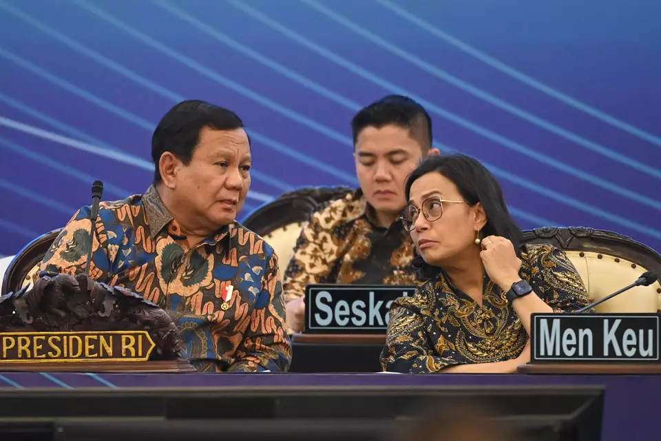 Presiden Prabowo Subianto (kiri) berbincang dengan Menteri Keuangan Sri Mulyani (kanan) dan Seskab Teddy Indra Wijaya (tengah) di sela Sarasehan Ekonomi Bersama Presiden RI di Menara Mandiri, Senayan, Jakarta, Selasa (8/4/2025). (ANTARA FOTO/Aditya Pradana Putra)
