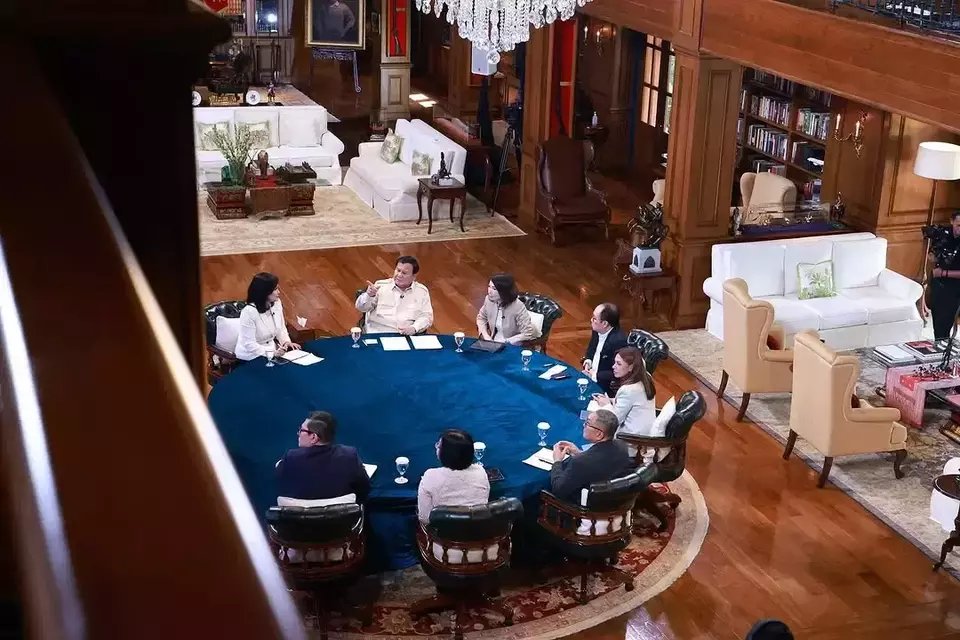 Presiden Prabowo Subianto dalam wawancara bersama tujuh jurnalis dari tujuh media massa di kediamannya di Hambalang, Bogor, Jawa Barat, baru-baru ini. (Foto: Instagram, @prabowo)