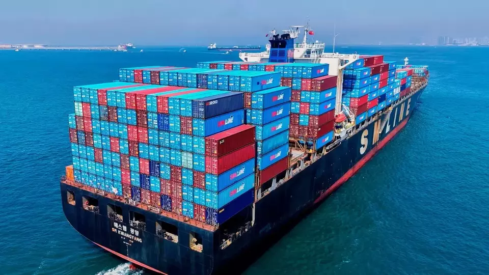 Sebuah kapal peti kemas bertolak dari terminal peti kemas di Qingdao, Provinsi Shandong, China pada Minggu (06/04/2025). China harus maju menuju perang dagang dengan AS karena posisi ekonominya sedang terpojok. (Investor Daily/Chinatopix Via AP)
