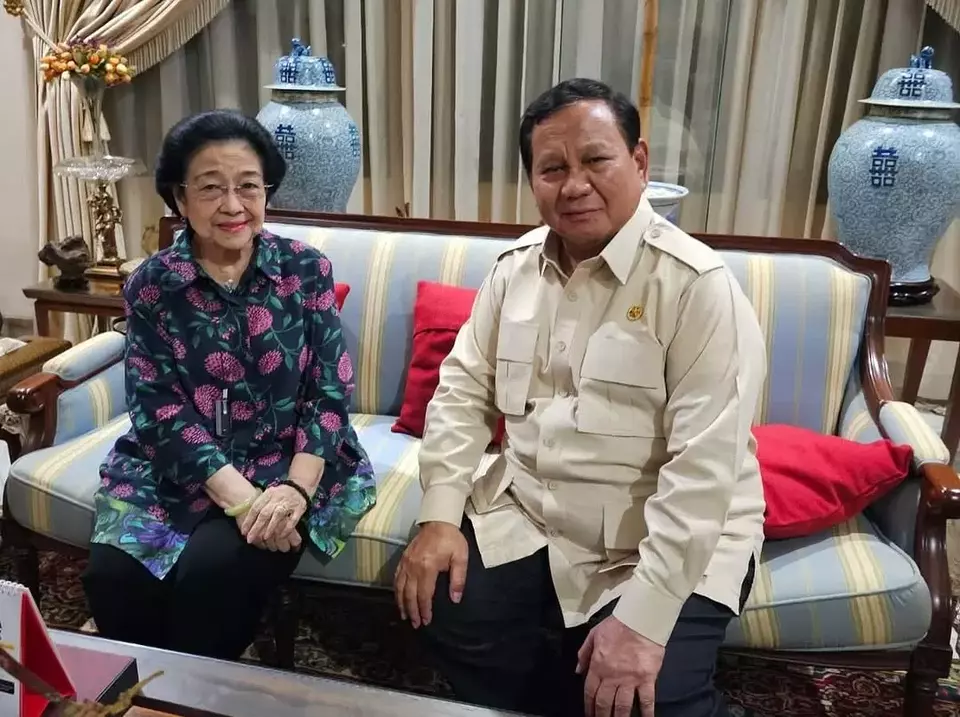 Presiden ke-8 RI Prabowo Subianto (kanan) dan Mantan Presiden ke-5 RI Megawati Soekarnoputri (kiri) dalam pertemuan di kawasan Teuku Umar, Menteng, Jakarta Pusat pada Senin (7/4/2025) malam. (Sumber: Instagram, @sufmi_dasco)