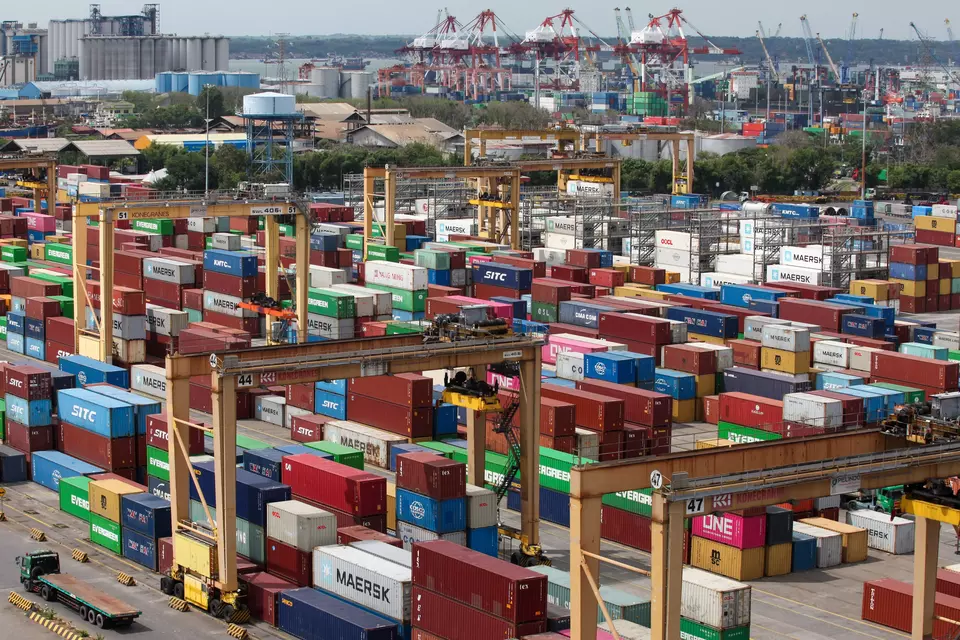 Truk trailer melintas di lapangan penumpukan peti kemas (container yard) PT Terminal Petikemas Surabaya, Surabaya, Jawa Timur, Selasa (18/3/2025). (ANTARA FOTO/Didik Suhartono)