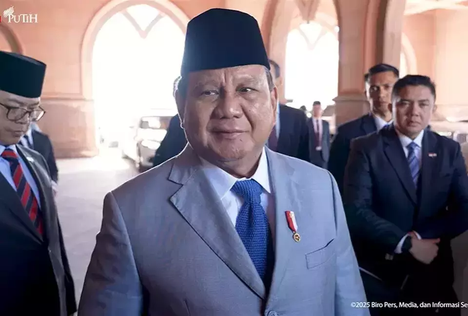 Presiden Prabowo Subianto dalam keterangan pers usai bertemu dengan Presiden Uni Emirat Arab (UAE), Mohamed bin Zayed Al Nahyan (MBZ) yang berlangsung di Istana Qasr Al Shatie, Abu Dhabi, Rabu (9/4/2025). (Tangkapan layar: Youtube, Sekretariat Presiden)