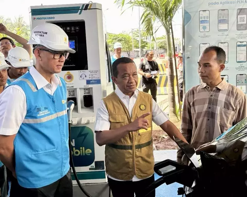 Direktur Utama PLN Darmawan Prasodjo (kiri) mendampingi Menteri ESDM, Bahlil Lahadalia (tengah) saat melakukan peninjauan SPKLU Pelabuhan Merak, Banten. (PLN)