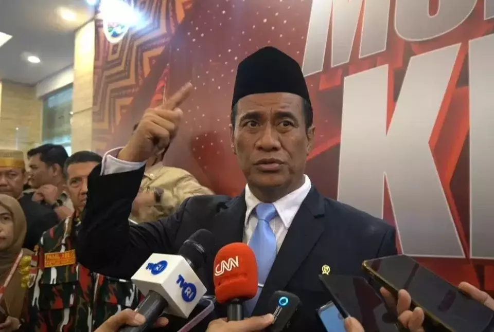 Menteri Pertanian (Mentan) Andi Amran Sulaiman seusai menghadiri Pertemuan Saudagar Bugis Makassar (PSBM) di Kota Makassar, Sulawesi Selatan, pada Kamis (10/4/2025). (B-Universe Photo/Ifan Ahmad)