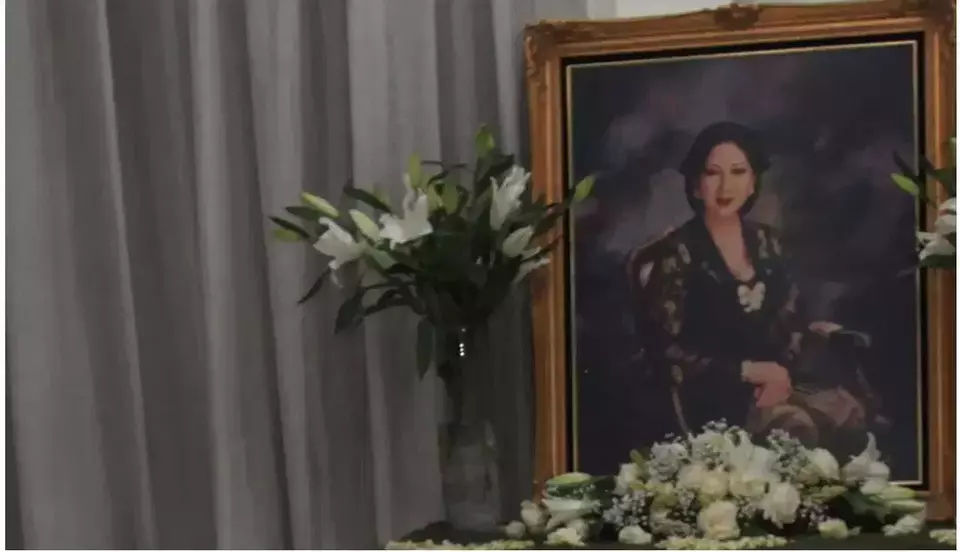 Foto penyanyi Titiek Puspa dipajang di rumah duka di Pancoran, Jakarta, Kamis (10/4/2025). Pelantun lagu populer seperti "Apanya Dong" dan "Kupu-Kupu Malam" itu meninggal pada usia 87 tahun. (ANTARA FOTO/RENO ESNIR