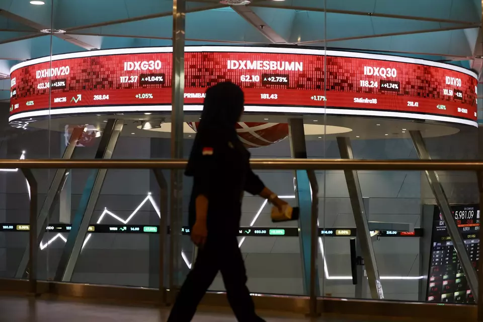 Pengunjung berada di galeri Bursa Efek Indonesia, Jakarta. (Investor Daily/David Gita Roza)