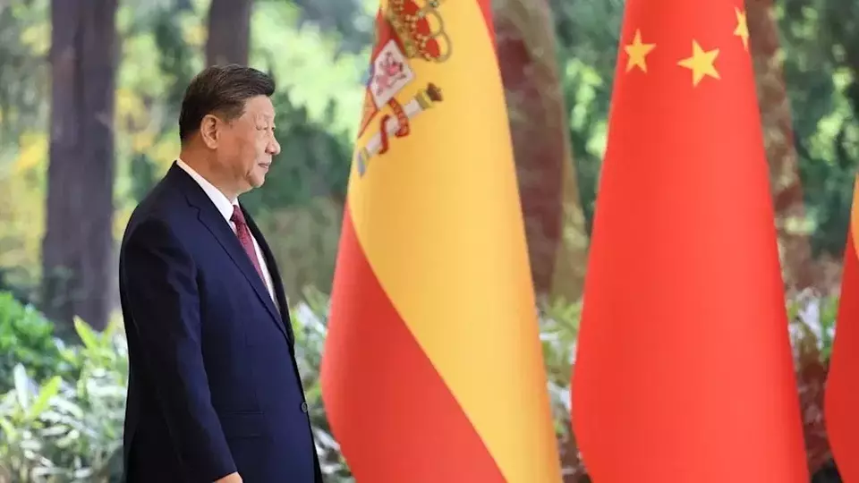 Presiden China Xi Jinping saat menuju pertemuan bilateral dengan Perdana Menteri SpanyolPedro Sanchez di Wisma Negara Diaoyutai di Beijing, pada Jumat (11/04/2025). Xi dijadwalkan melawat ke tiga negara Asean pada pekan depan, dalam rangka konsolidasi menyusul makin panasnya perang dagang dengan Amerika Serikat (AS). (Investor Daily/Andres Martinez Casares/Pool  Photo via AP)