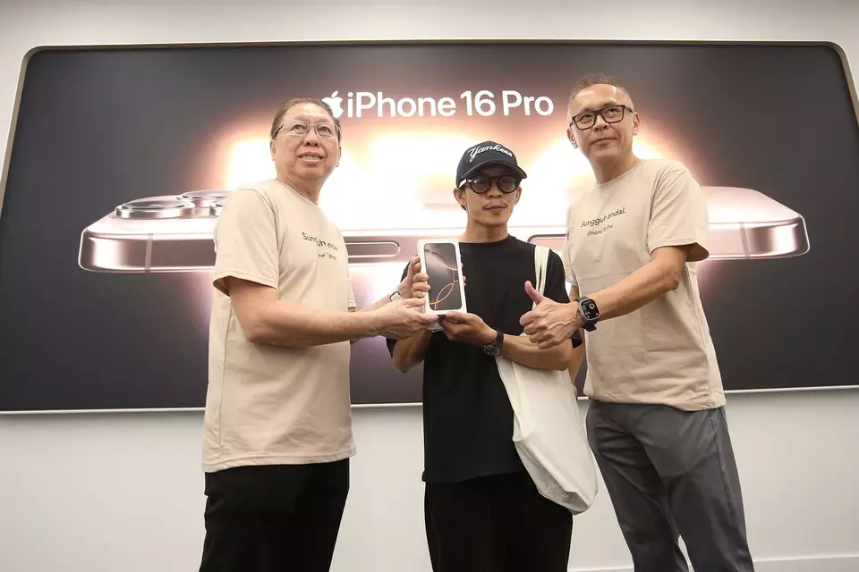 Chief Executive Officer (CEO) Erajaya Digital Joy Wahjudi (kanan) dan Deputy Group CEO PT Erajaya Swasembada Tbk Hasan Aula (kiri) berfoto bersama pembeli pertama iPhone 16 saat pengambilan perdana iPhone 16 di iBox Lippo Mall Puri, Jakarta, Jumat (11/4/2025). 
