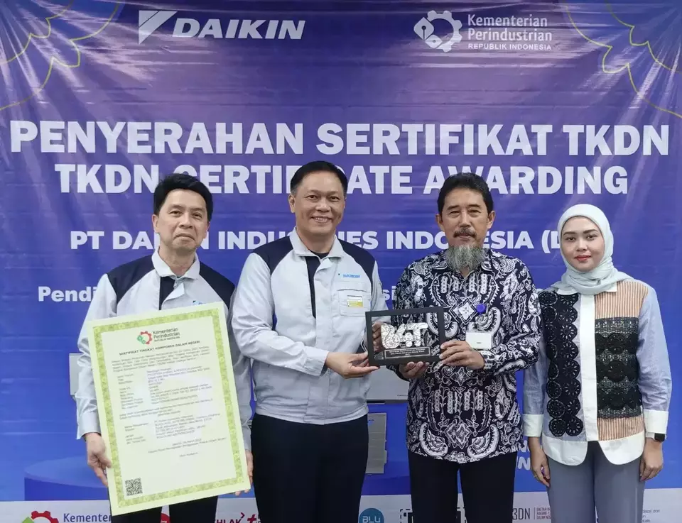  
Penyerahan Sertifikat TKDN kepada PT Daikin Industries Indonesia (DIID). (Foto: Dok.PR)