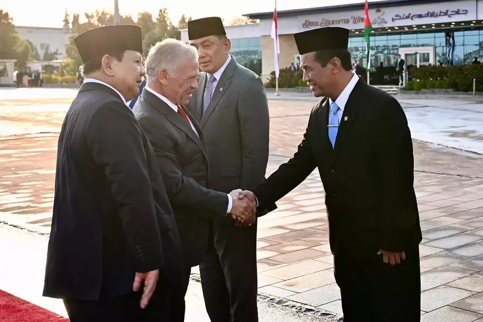 Presiden RI Prabowo Subianto (kiri) memperkenalkan Menteri Pertanian (Mentan) Andi Amran Sulaiman (kanan) kepada Raja Yordania Abdullah II dalam kunjungan kenegaraan Prabowo ke Amman pada Minggu (13/4/2025). (Foto: Istimewa)