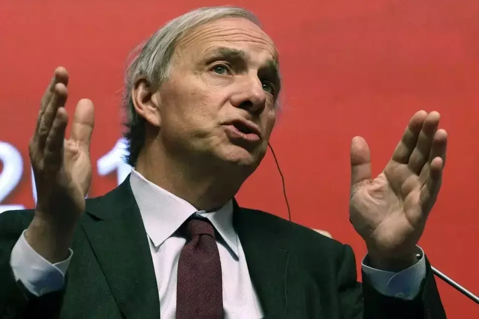 Kepala Bridgewater Associates Ray Dalio berpidato selama KTT Ekonomi yang diadakan untuk Forum Pembangunan China di Beijing, China pada 23 Maret 2019. (Foto: AP/ Ng Han Guan)