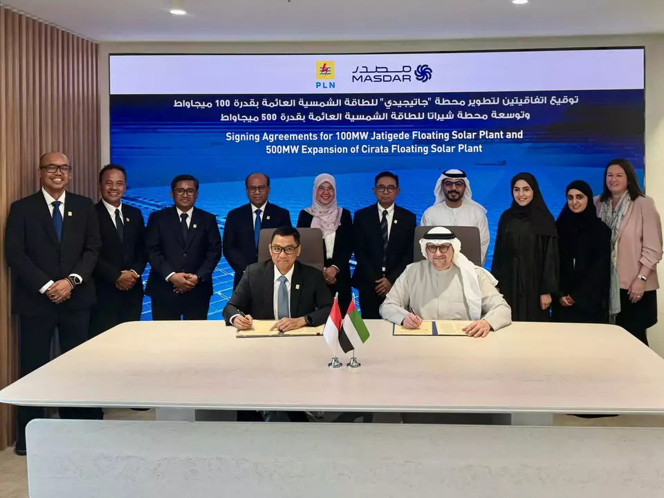 Proses penandatanganan MoU eksplorasi potensi pengembangan proyek PLTS terapung di Waduk Jatigede dan Principles of Agreement penjajakan potensi perluasan PLTS Terapung Cirata antara Direktur Utama PLN, Darmawan Prasodjo (kiri) dengan CEO Masdar, Mohamed Jameel Al Ramahi (kanan) disaksikan oleh jajaran manajemen PLN, Subholding PLN, dan Masdar pada Selasa, 8 April 2025 di Abu Dhabi, Uni Emirat Arab.