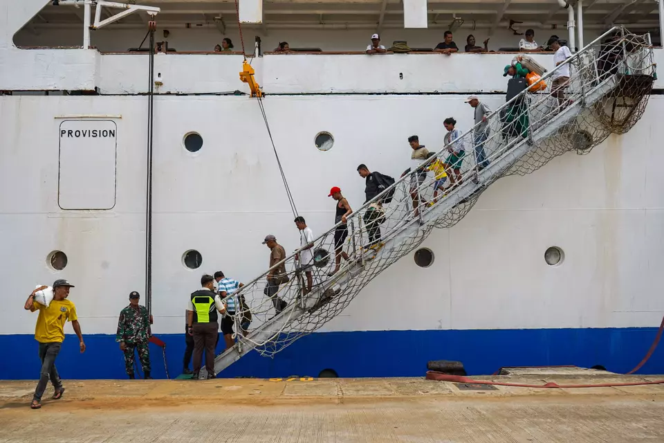 Penumpang berjalan keluar dari Kapal Motor (KM) Binaiya setibanya di Pelabuhan Soekarno Hatta, Makassar, Sulawesi Selatan. (ANTARA FOTO/Hasrul Said)