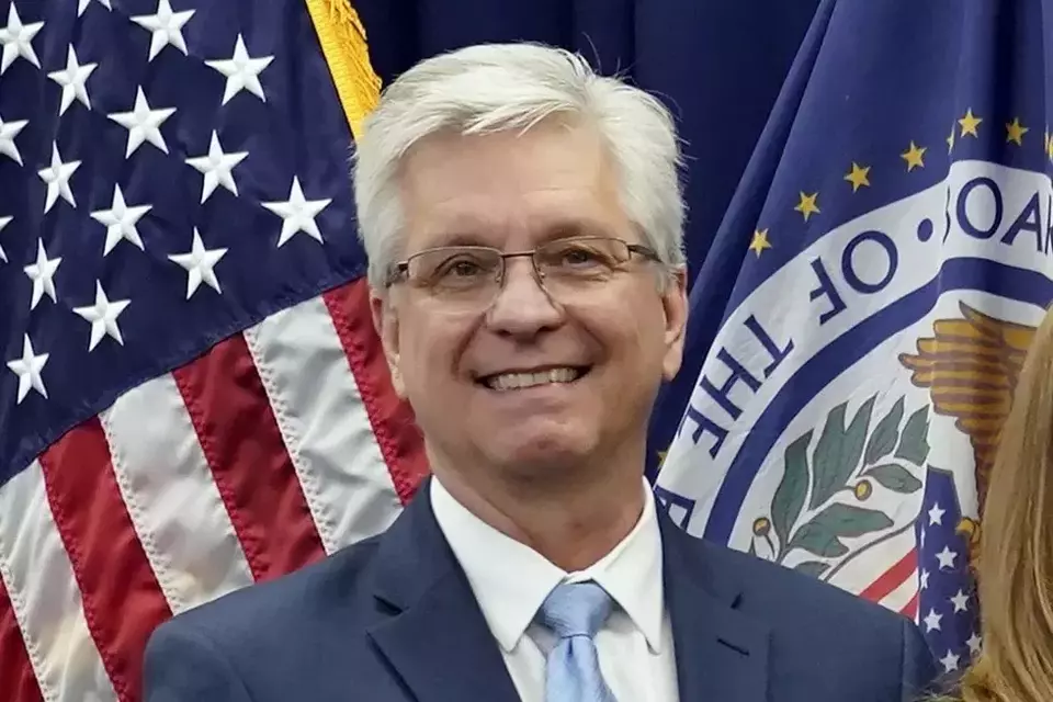 Anggota Dewan Gubernur Federal Reserve (The Fed) Christopher Waller berpose untuk foto pada 23 Mei 2022 di Washington, Amerika Serikat. (Foto: AP/ Patrick Semansky)