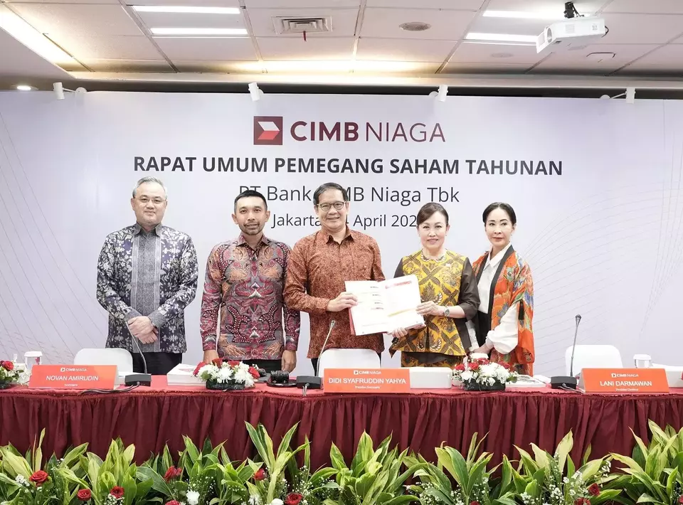 Presiden Komisaris CIMB Niaga Didi Syafruddin Yahya (tengah) berbincang dengan Presiden Direktur CIMB Niaga Lani Darmawan (kedua kanan), Komisaris CIMB Niaga Novan Amirudin (kedua kiri), Direktur Compliance, Corporate Affairs and Legal CIMB Niaga Fransiska Oei (kanan), dan Direktur Strategy, Finance & SPAPM CIMB Niaga Lee Kai Kwong (kiri) pada Rapat Umum Pemegang Saham Tahunan (RUPST) CIMB Niaga di Jakarta, Senin (14/4/2025). (ist)