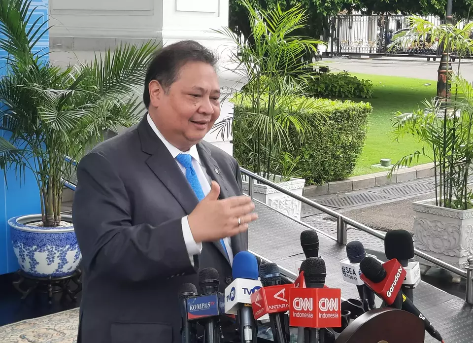 Menteri Koordinator Bidang Perekonomian Airlangga Hartarto di komplek Istana Kepresidenan, Jakarta, Selasa (15/4/2025). (B-Universe Photo/Celvin Sipahutar)