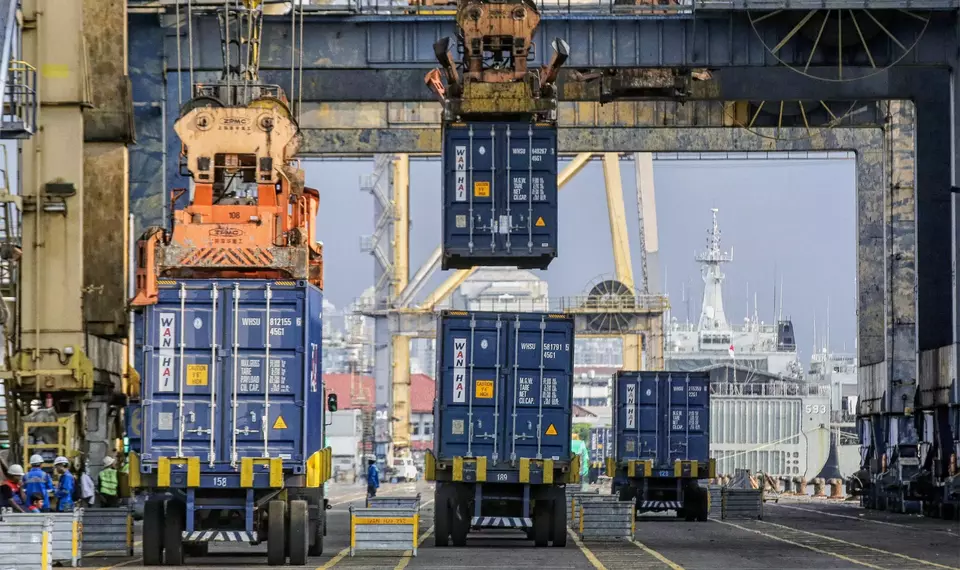 Suasana bongkar muat peti kemas di Terminal Peti Kemas Pelabuhan Tanjung Priok, Jakarta Utara, Selasa (15/4/2025). (B-Universe Photo/Joanito De Saojoao)