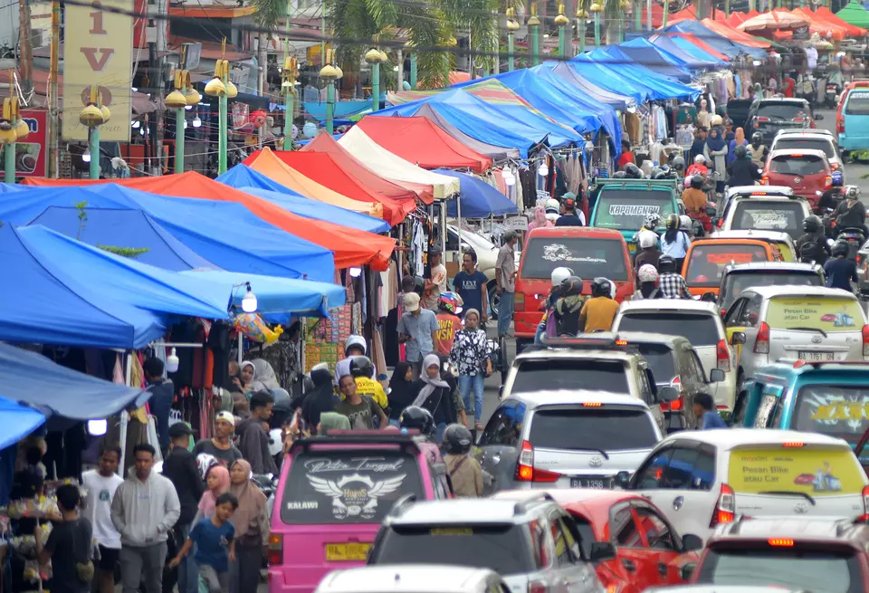 Aktivitas warga yang mencari kebutuhan lebaran di Jalan Permindo kawasan Pasar Raya Padang, Sumatera Barat, belum lama ini. (ANTARA FOTO/Iggoy el Fitra)