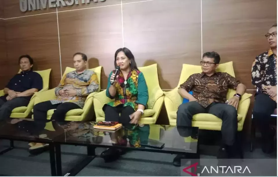 Wakil Rektor Bidang Pendidikan dan Pengajaran UGM Prof. Wening Udasmoro (tengah) saat konferensi pers di Kampus UGM, Yogyakarta, Selasa (15/4/2025). ANTARA/Luqman Hakim