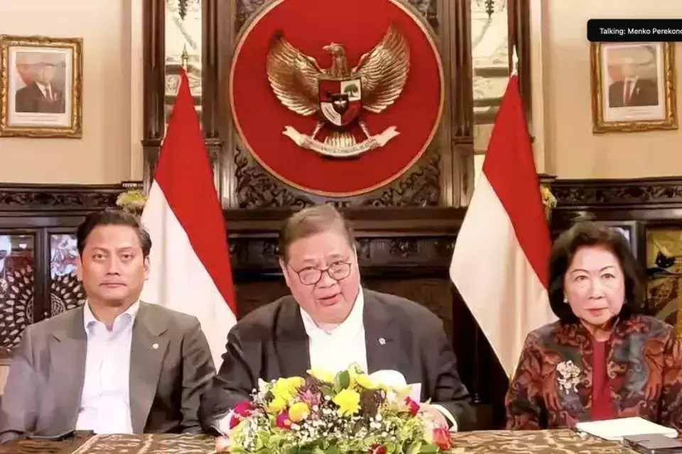 Menteri Koordinator Bidang Perekonomian Airlangga Hartarto (tengah) dalam konferensi pers bertajuk "Perkembangan Terkini Negosiasi dan Diplomasi Perdagangan Indonesia-Amerika Serikat" di Washington, DC, yang dipantau secara daring di Jakarta, Jumat (18/4/2025). (ANTARA/Putu Indah Savitri)