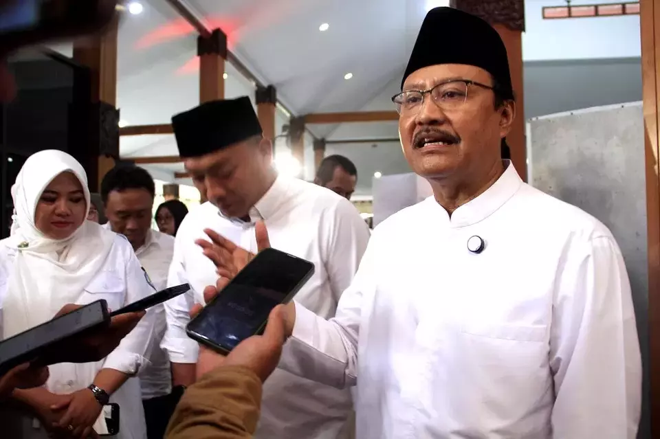 Mensos RI Syaifullah Yusuf didampingi Bupati Situbondo Yusuf Rio Wahyu Prayogo dan Wabup Ulfiyah di Pendopo Kabupaten, Sabtu (19/4/2925). (Foto: B-Universe/ Hozaini)
