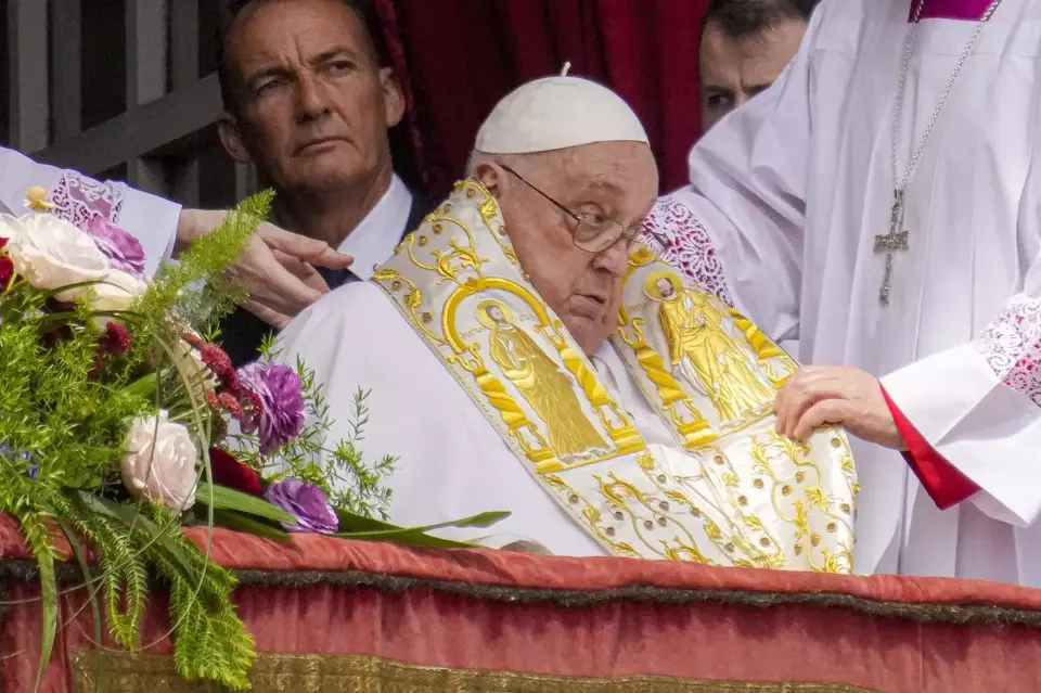 Paus Fransiskus muncul di balkon tengah St. Peter Basilica untuk memberikan berkat Urbi et Orbi (bahasa latin untuk kota dan dunia) pada akhir misa Paskah yang dipimpin oleh Kardinal Angelo Comastri di alun-alun St. Peter, Vatikan, pada Minggu (20/04/2025). (AP Photo/Gregorio Borgia)