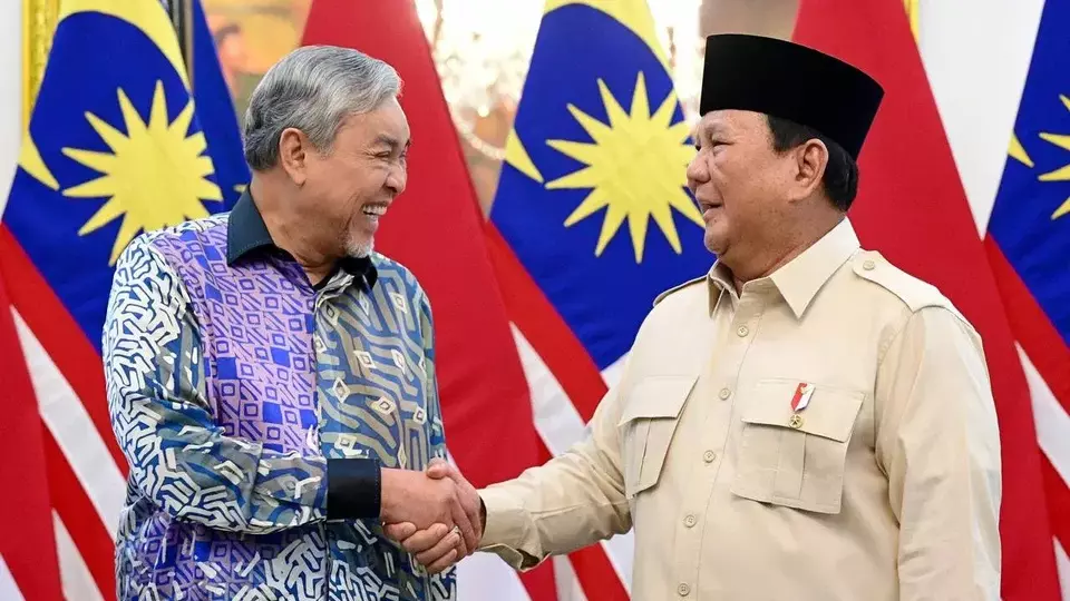 Presiden Prabowo Subianto (kanan) menerima kunjungan kehormatan Wakil Perdana Menteri Malaysia Dato Seri Dr. Ahmad Zahid bin Hamidi di Istana Merdeka, Selasa (22/4/2025). (BPMI Setpres/Muchlis Jr)