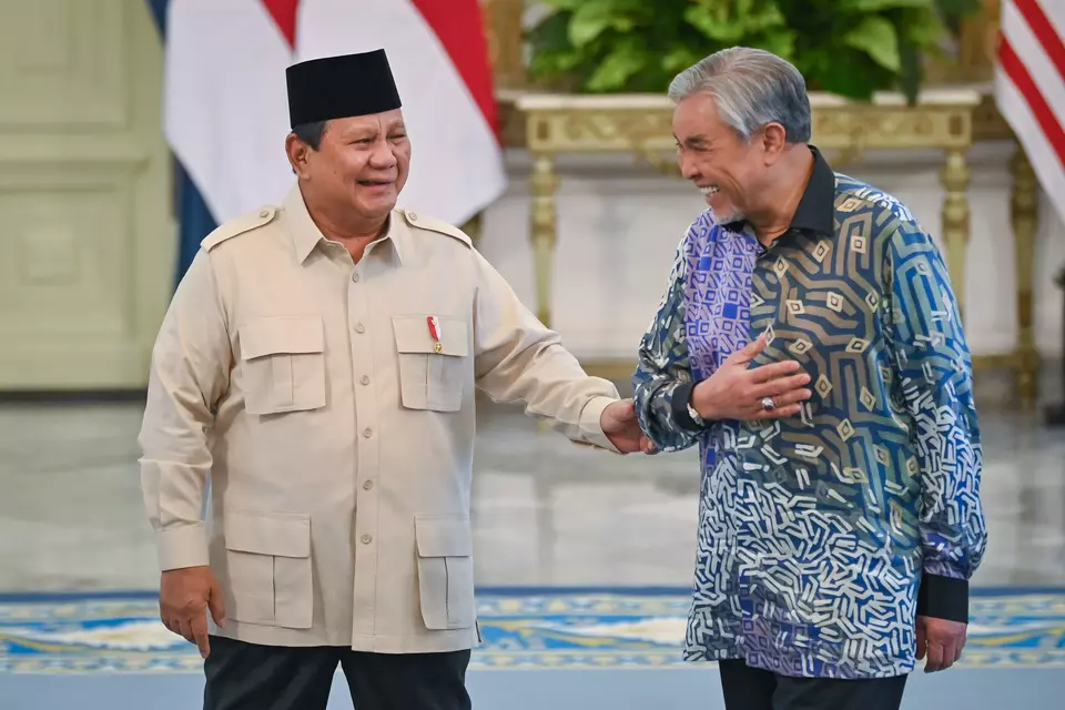 Presiden Prabowo Subianto (kiri) menerima kedatangan Wakil Perdana Menteri Malaysia Dato Seri Dr. Ahmad Zahid bin Hamidi (kanan) sebelum pertemuan bilateral di Istana Merdeka, Jakarta, Selasa (22/4/2025). (ANTARA FOTO/Aditya Pradana Putra)