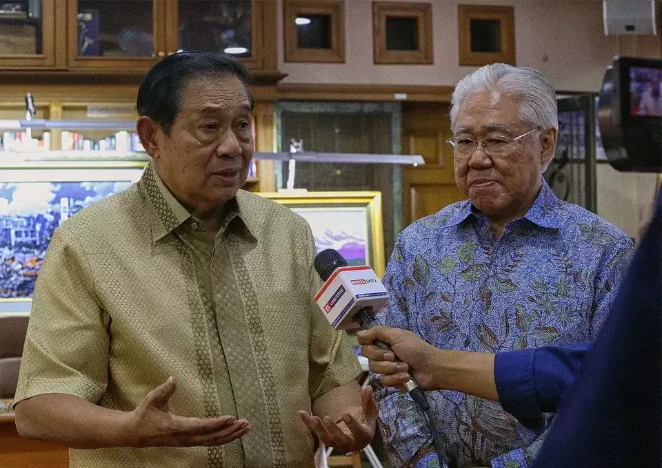 Presiden ke-6 RI Susilo Bambang Yudhoyono (kiri) usai menerima Executive Chariman B-Universe Enggartiasto Lukita dan jajaran direksi saat beraudiensi di kediaman SBY di Puri Cikeas, Bogor, Selasa (22/4/2025) malam. (Foto: B-Universe Photo/ Joanito De Saojoao)