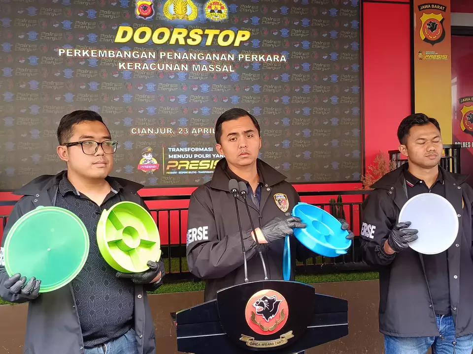 Kasat Reskrim Polres Cianjur AKP Tono Listianto menunjukkan peralatan dapur SPPG yang disita untuk diteliti, usai insiden keracunan massal setelah menyantap MBG, Rabu (23/4/2025)