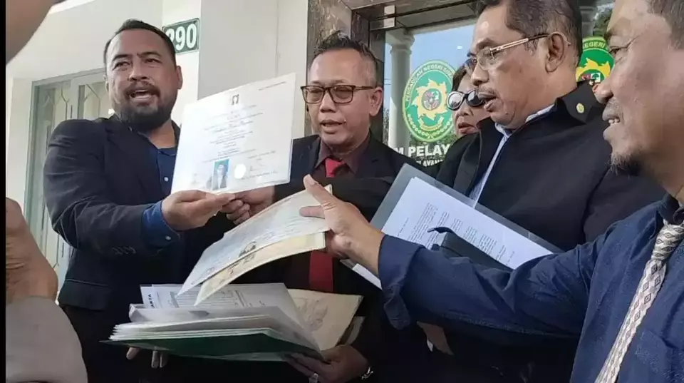 Zaenal Mustofa (dasi merah) menunjukkan ijazah miliknya usai bersama Muhammad Taufiq melaporkan dugaan ijazah palsu SMA Jokowi ke PN Solo beberapa waktu lalu. (Beritasatu.com/Wijayanti Putri)