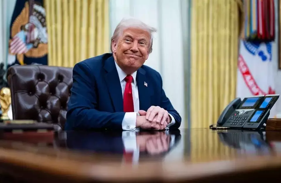 Presiden Amerika Serikat (AS) Donald Trump saat menandatangani perintah eksekutif di Ruang Oval Gedung Putih, Washington, AS pada Senin (31/4/2025). (Foto: Bloomberg/ Getty Images)