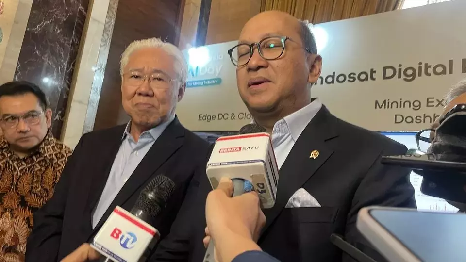 Menteri Hilirisasi dan Investasi/ Kepala Badan Koordinasi Penanaman Modal (BKPM) Rosan Roeslani (kanan) bersama Executive Chairman B-Universe Enggartiasto Lukita (tengah) saat menghadiri Indonesia AI Day for Mining Industry 2025 di Grand Ballroom Kempinski, Jakarta Pusat, Kamis (24/4/2025). (Foto: B-Universe/ Monique Shafira)