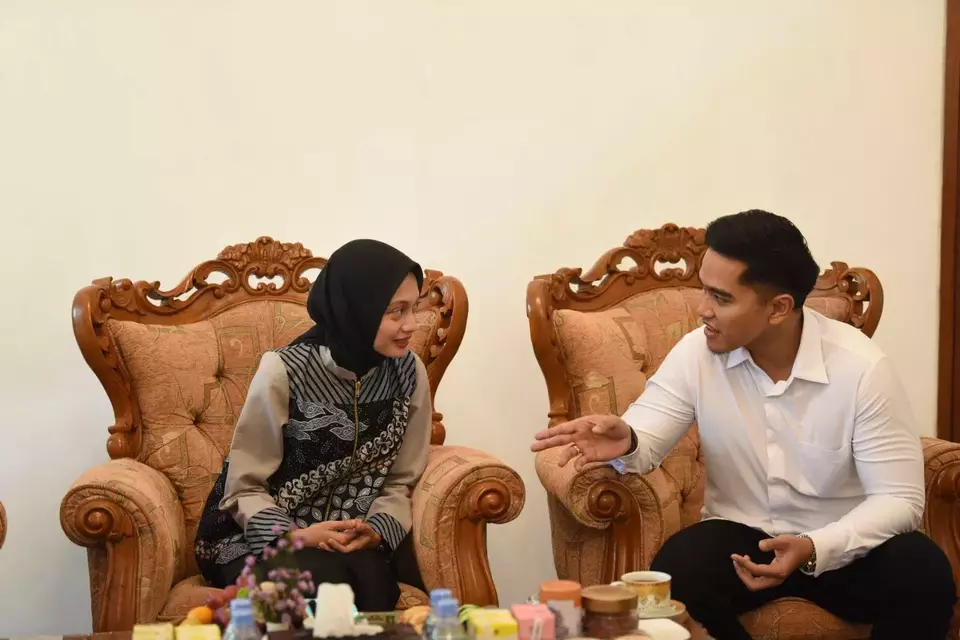 Staf Khusus Wakil Presiden Kaesang Pangarep berbincang dengan Wali Kota Kediri Vinanda Prameswari, di Kediri, Kamis (24/4/2025).