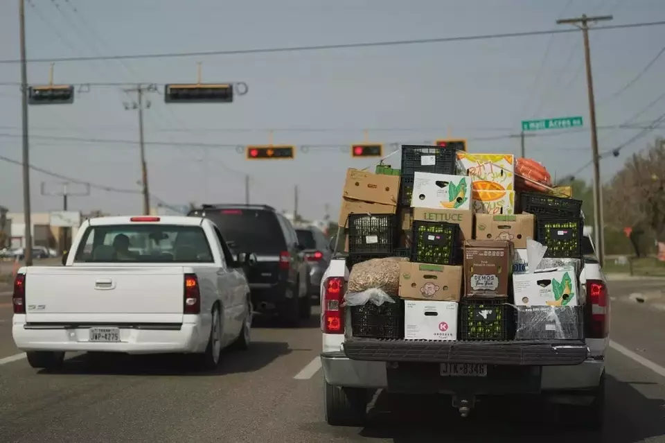 Sebuah truk bermuatan hasil bumi dari Meksiko dan Kanada melewati Pharr, Texas, Selasa (4/4/2025). (Foto: AP/ Eric Gay)