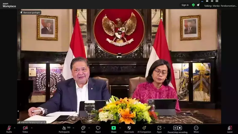 Menteri Koordinator Bidang Perekonomian Airlangga Hartarto dan Menteri Keuangan Sri Mulyani Indrawati saat konferensi pers secara daring dari AS, pada Jumat (25/4/2025). (Foto: Kemenko Perekonomian)